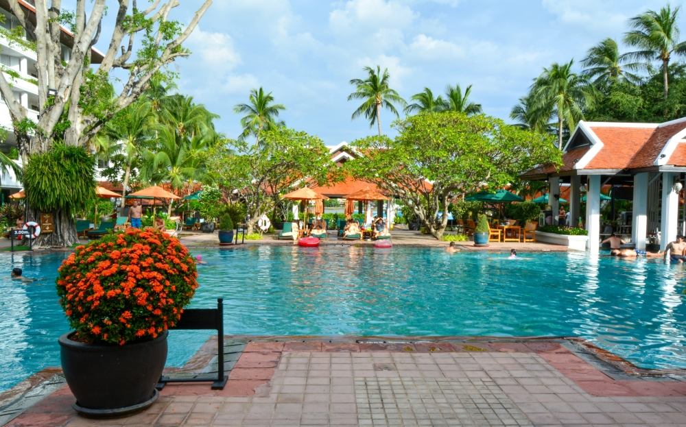 pool-tree-anantara-riverside-bangkok